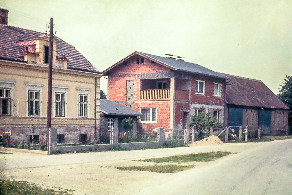 Bildvergleich Katzelsdorf: Unser Haus - Katzelsdorf Am Mühlbach im Jahr 1975 und 2018